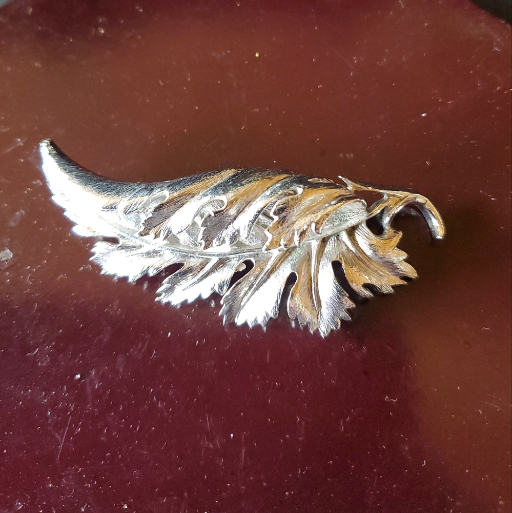 VINTAGE STUNNING SILVER TONE LEAF PIN BROOCH ~SIGNED: CORO